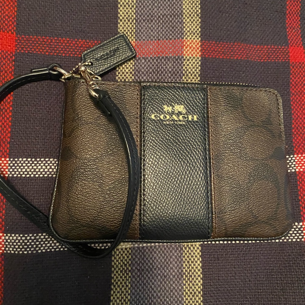 Coach Wristlet ⭐️